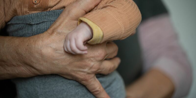 Junge Großeltern sind in Deutschland ein seltenes Phänomen, der Trend geht in eine andere Richtung. - Foto: Sebastian Gollnow/dpa