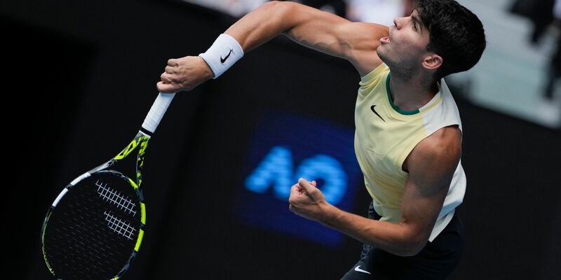 Steht bei den Australian Open im Achtelfinale: Carlos Alcaraz. - Foto: Andy Wong/AP