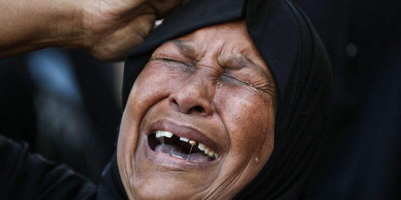 Eine Frau trauert während einer Beerdigung von Palästinensern. - Foto: Ayman Nobani/dpa
