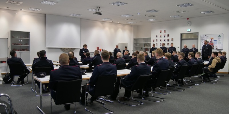 FW Celle: 32 neue Feuerwehrleute starten ihre Grundausbildung bei der Feuerwehr Celle - erstmalig erfolgt die Ausbildung nach der modularen Grundlagenausbildung des Landes Niedersachsen! - Foto: presseportal.de
