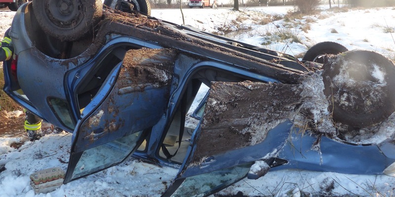 POL-CUX: Geestland / OT Bad Bederkesa -Pkw überschlägt sich auf winterglatter Fahrbahn- - Foto: presseportal.de