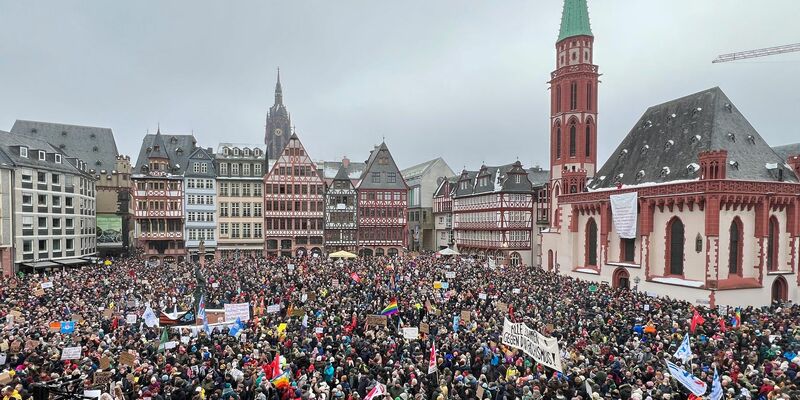 Zahlreiche Menschen haben sich  unter dem Motto «Demokratie verteidigen» auf dem Frankfurter Römer versammelt. - Foto: Boris Roessler/dpa