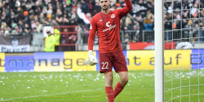 St. Paulis Torwart Nikola Vasilj feiert den Sieg gegen den 1. FC Kaiserslautern. - Foto: Michael Schwartz/dpa