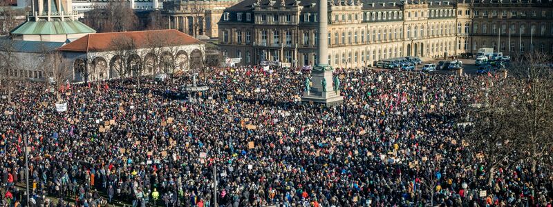 Einheiten der Polizei stoßen während der Revolutionären 1. Mai Demo in der Stuttgarter Innenstadt mit Demonstrationsteilnehmern zusammen. Dabei wurde auch Pfefferspray angewendet. - Foto: Christoph Schmidt/dpa