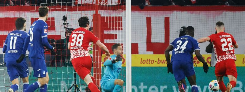Roland Sallai (r) schoss Freiburg gegen Hoffenheim spät zum Sieg. - Foto: Philipp von Ditfurth/dpa