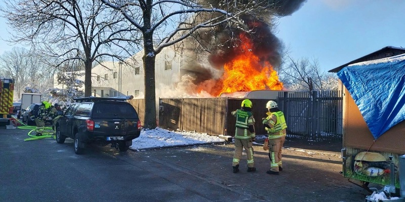 FW Konstanz: Wohnwagen brennen an Lagerhalle - Foto: presseportal.de