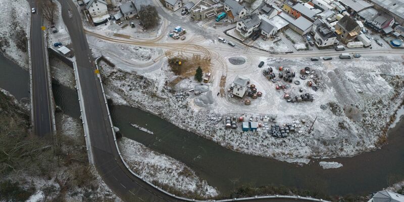 Getrockneter Schlamm im ehemaligen Badezimmer eines bei der Flut im Jahr 2021 zerstörten Hauses im Ahrtal zeugt noch immer von der Wucht der Wassermassen. - Foto: Boris Roessler/dpa