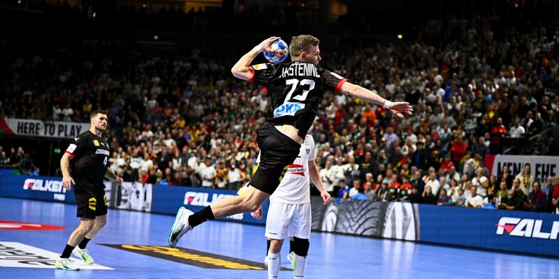 Timo Kastening wirft auf das Tor der Österreicher. - Foto: Tom Weller/dpa