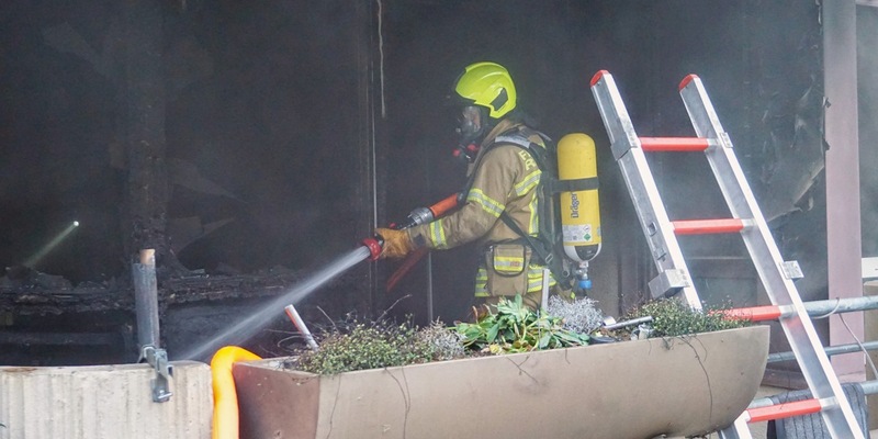 FW Ratingen: Wohnungsbrand in Ratingen - Feuerwehr rettet schwer verletzte Person aus Brandwohnung - Foto: presseportal.de
