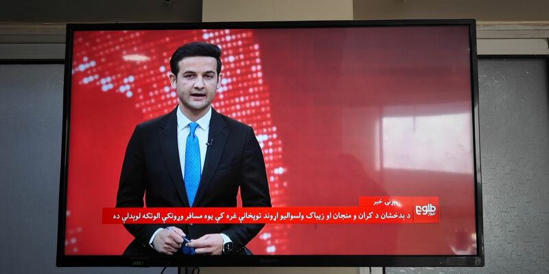 Ein afghanischer Fernsehsender berichtet über den Absturz des Passagierflugzeugs in der Provinz Badachschan. - Foto: Zou Xuemian/XinHua/dpa