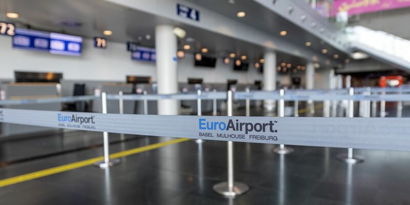 Aufgrund einer Bombendrohung war der Flugbetrieb in Basel für mehrere Stunden unterbrochen (Archivbild). - Foto: Georgios Kefalas/KEYSTONE/dpa