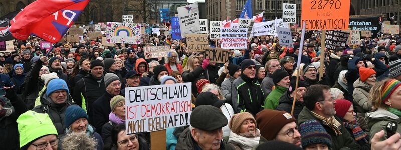 Mit selbstgemachten Schildern und Plakaten demonstrieren die Menschen auf dem Bremer Marktplatz gegen rechts. - Foto: Carmen Jaspersen/dpa