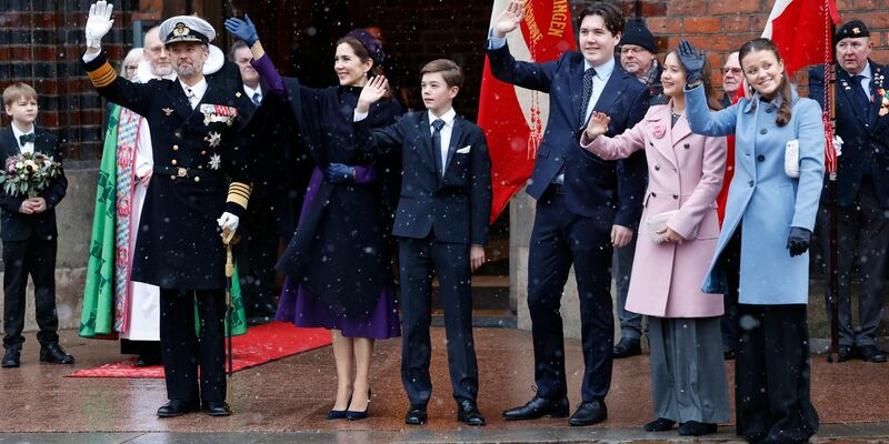 Dänemarks König Frederik X. (l-r), Königin Mary, Prinz Vincent, Kronprinz Christian, Prinzessin Isabella und Prinzessin Josephine kommen zur Feier des Thronwechsels in die Kathedrale von Aarhus. - Foto: Mikkel Berg Pedersen/Ritzau Scanpix/AP