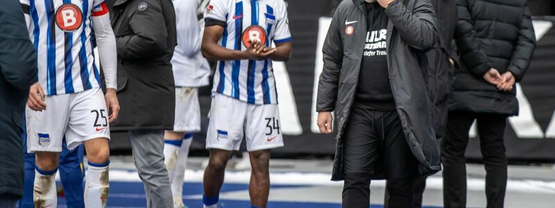 Auch bei Hertha-Trainer Pal Dardai flossen die Tränen. - Foto: Andreas Gora/dpa