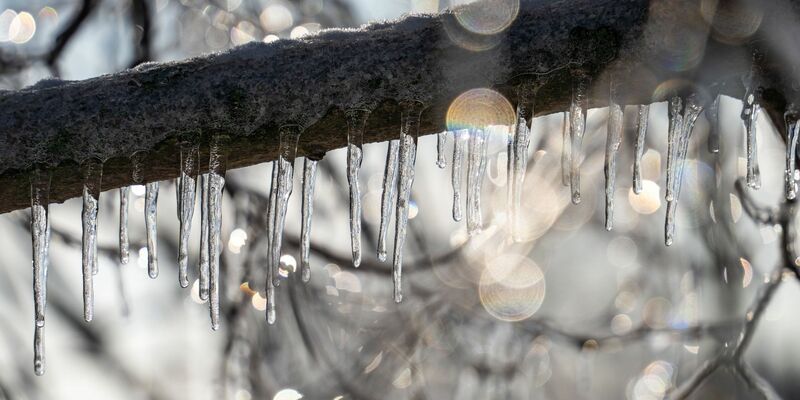 Das Wetter der kommenden Tage wird neben tauendem Schnee und Eis auch von einem neuen Sturmtief beeinflusst. - Foto: Frank Rumpenhorst/dpa