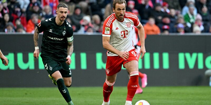 Harry Kane (r) und die Bayern mussten sich Werder Bremen geschlagen geben. - Foto: Lukas Barth/dpa