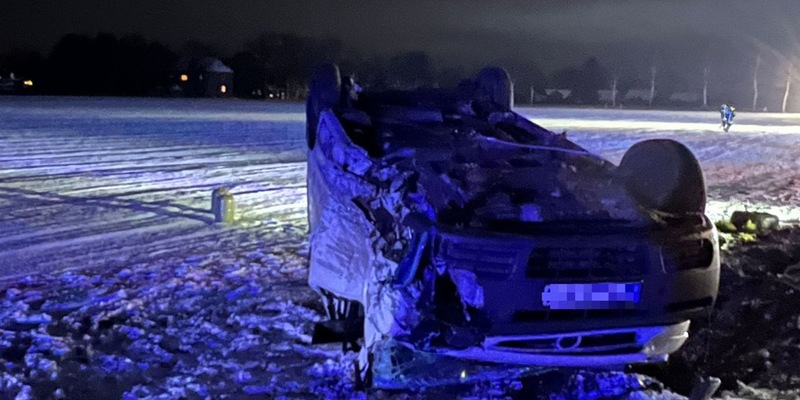 FFW Fredenbeck: Elektrofahrzeug kollidiert mit Transporter / Fahrer schwer verletzt / Rettungshubschrauber im Einsatz - Foto: presseportal.de
