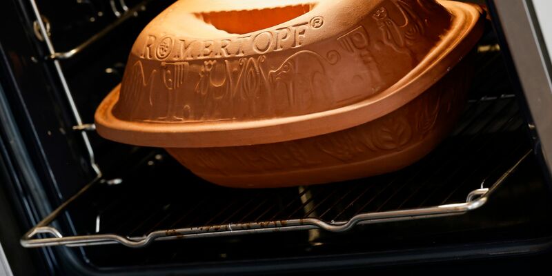 Der Römertopf hat seit Jahrzehnten in vielen deutschen Haushalten einen festen Platz. Nun soll er einen neuen Anstrich bekommen - im wahrsten Sinne des Wortes. - Foto: Daniel Löb/dpa