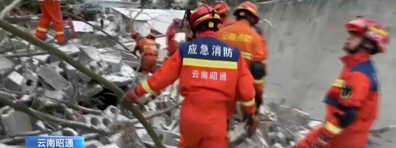 Dutzende Menschen sind bei einem Erdrutsch in der südwestchinesischen Provinz Yunnan verschüttet worden. - Foto: Uncredited/CCTV/AP/dpa