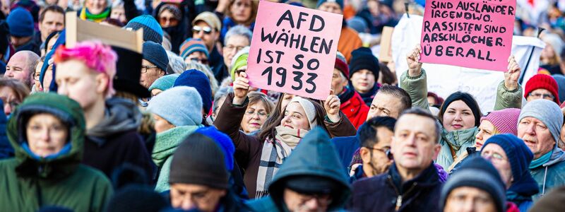 Hunderttausende Menschen sind am Wochenende in zahlreichen deutschen Städten auf die Straßen gegangen, um gegen Rechtsextremismus zu demonstrieren, so wie hier in Hannover. - Foto: Moritz Frankenberg/dpa