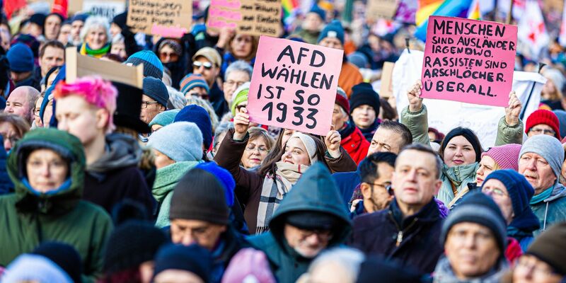 Hunderttausende Menschen sind am Wochenende in zahlreichen deutschen Städten auf die Straßen gegangen, um gegen Rechtsextremismus zu demonstrieren, so wie hier in Hannover. - Foto: Moritz Frankenberg/dpa
