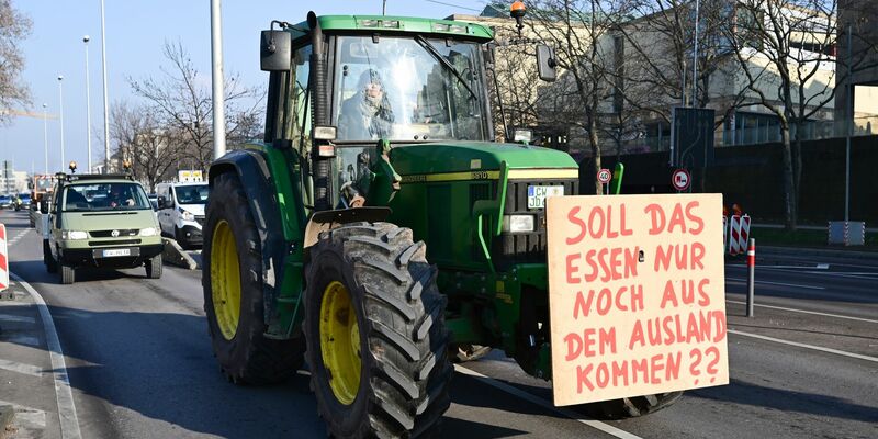 Bauernprotest mit Traktoren in der Stuttgarter Innenstadt. - Foto: Bernd Weißbrod/dpa