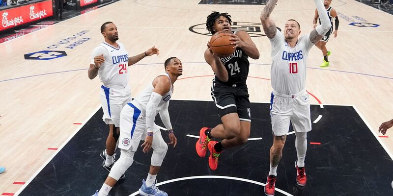 Nets-Guard Cam Thomas (24) zieht an Clippers-Center Daniel Theis (10) vorbei zum Korb. - Foto: Marcio Jose Sanchez/AP