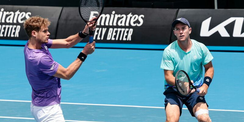 Überraschend im Halbfinale: Yannick Hanfmann (l) und Dominik Koepfer. - Foto: Frank Molter/dpa