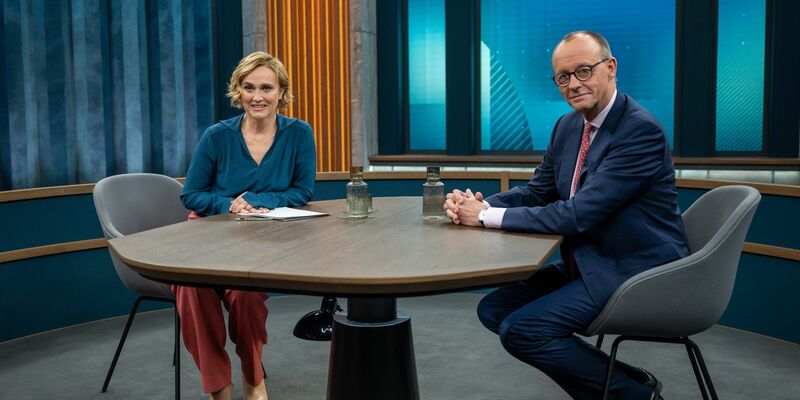 Caren Miosga (l) hat den renommierten Sendeplatz Anfang des Jahres von Anne Will übernommen. - Foto: Monika Skolimowska/dpa