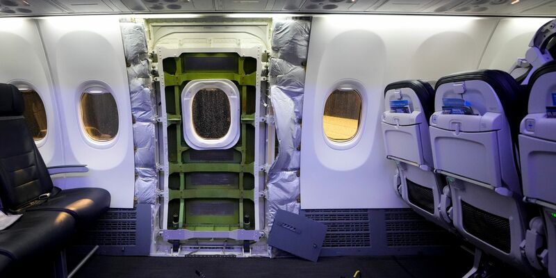 An einer Boeing 737 Max 9 der Alaska Airlines war am 5. Januar ein Rumpfteil im Steigflug herausgebrochen. - Foto: Lindsey Wasson/AP