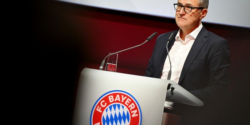 Der Vorstandsvorsitzende des FC Bayern München, Jan-Christian Dreesen, kritisiert die organisierten Fans, die vielerorts mit dem Werfen von Tennisbällen den Spielbetrieb lahmlegen, scharf. - Foto: Angelika Warmuth/dpa