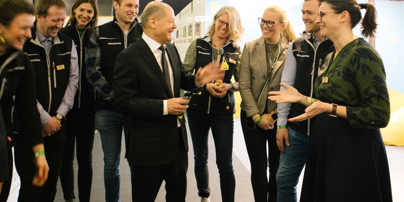 Grüne Woche: Bundeskanzler Olaf Scholz besucht ErlebnisBauernhof - Dialog und Nachhaltigkeit im Fokus - Foto: presseportal.de