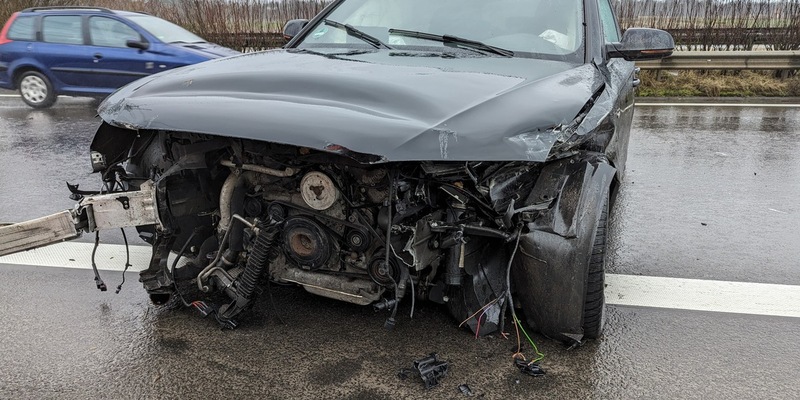 POL-STD: 21-jährige Autofahrerin bei Aquaplaning-Unfall auf der Autobahn leicht verletzt - Foto: presseportal.de