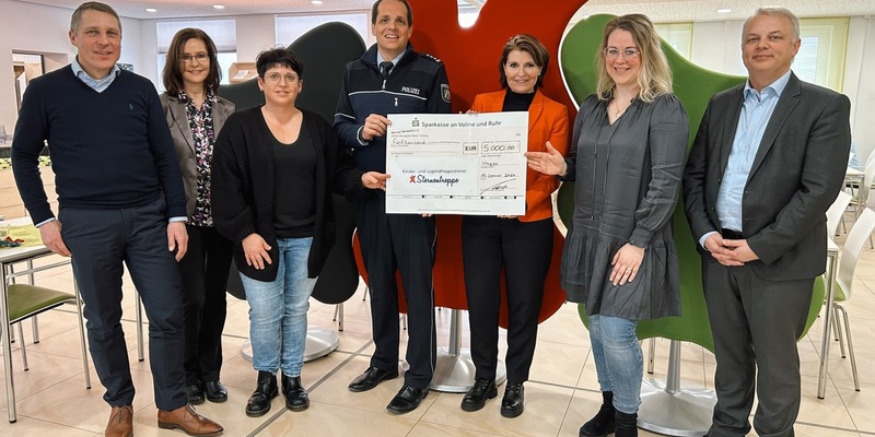 POL-HA: Spendenübergabe nach Benefizkonzert zugunsten des ambulanten Kinder- und Jugendhospizdienstes Sternentreppe - FUKS e.V. überreicht symbolischen Spendenscheck über 5.000 Euro - Foto: presseportal.de