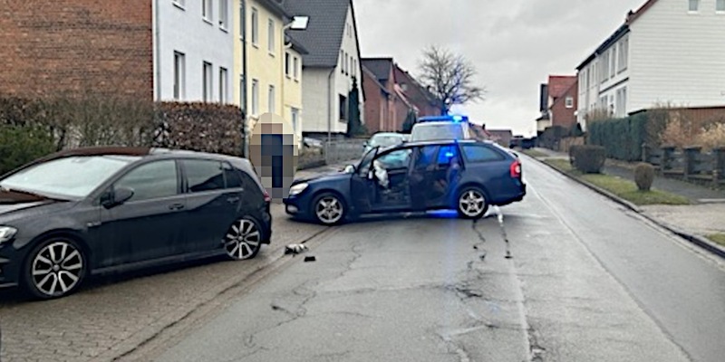 POL-HM: Aus dem Verkehrsbereich: Verkehrsunfälle mit Verletzten - Ast durchbohrt Frontscheibe - Blutentnahme nach Drogenfahrt - Foto: presseportal.de