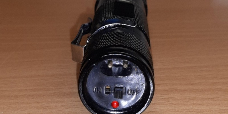 BPOL-HH: Junge Frau raucht entspannt Joint vor Bundespolizeirevier und führt einen Elektroschocker getarnt als Taschenlampe mit sich- Betäubungsmittel und Elektroimpulswaffe durch Bundespolizei sichergestellt- - Foto: presseportal.de