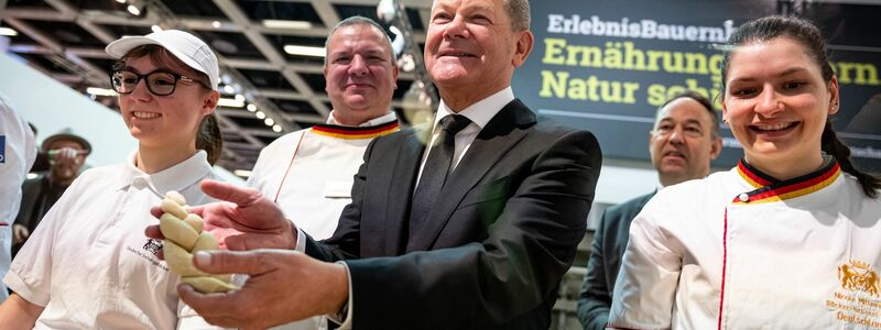 Bundeskanzler Olaf Scholz mit Hefezopf  beim Besuch der Schaubäckerei 
auf der Grünen Woche. - Foto: Fabian Sommer/dpa