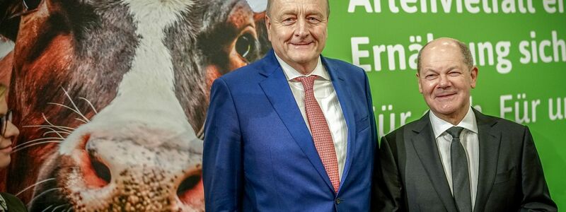 Bundeskanzler Olaf Scholz mit Bauernpräsident Joachim Rukwied auf der Grünen Woche. - Foto: Kay Nietfeld/dpa