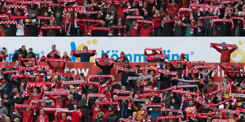 Mainzer Zuschauer singen die Vereinshymne. Am 7. Februar wird das Spiel gegen Union Berlin nachgeholt. - Foto: Jürgen Kessler/dpa