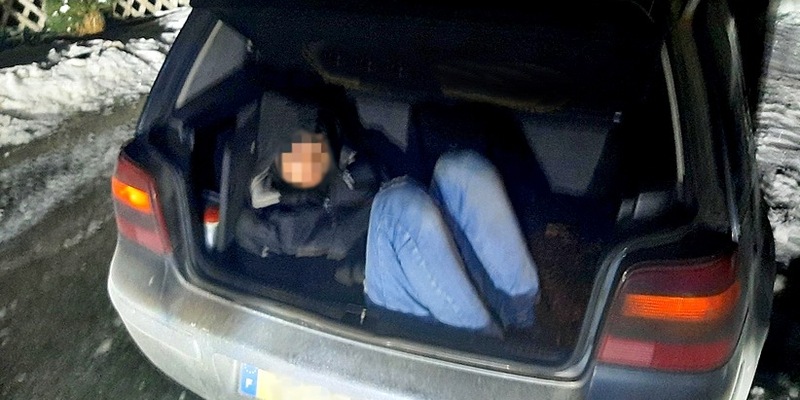 Bundespolizeidirektion München: Minderjähriger Geschleuster liegt im Kofferraum in Erbrochenem - Foto: presseportal.de