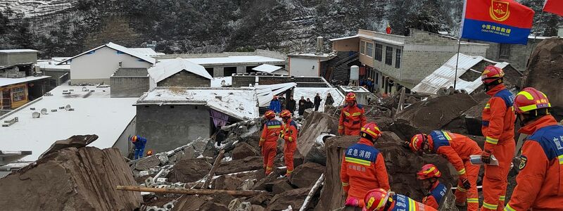 Alle verschütteten Häuser sind an einem steilen Hang gebaut gewesen. - Foto: Anonymous/Xinhua/AP/dpa
