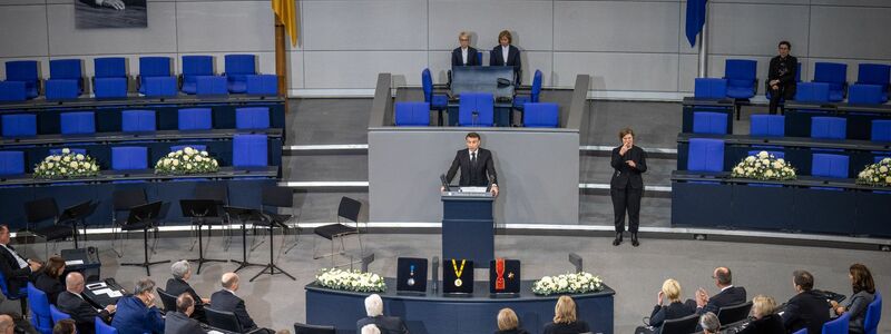 Frankreichs Präsident Emmanuel Macron spricht beim Trauerstaatsakt für Wolfgang Schäuble im Plenarsaal des Bundestags. - Foto: Michael Kappeler/dpa