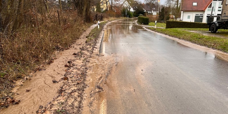 FW Lage: Mehrere Ölspuren und eine überschwemmte Straße beschäftigen die Feuerwehr Lage am Montag - Foto: presseportal.de