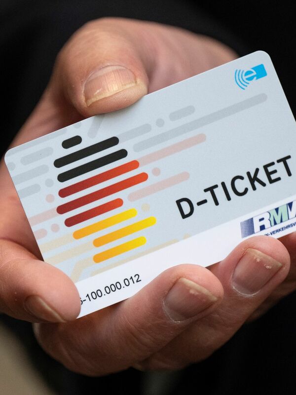 Während der DeutschlandticketPreis für 2024 bei 49 Euro festgesetzt