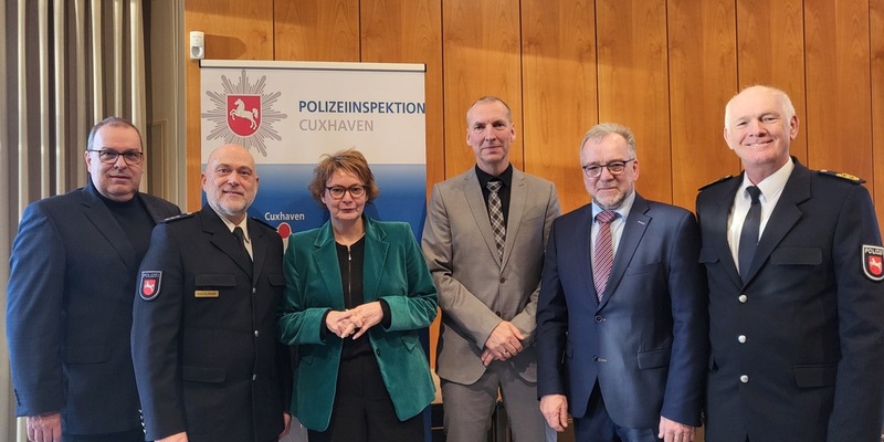 POL-OLD: +++ Die Polizeiinspektion Cuxhaven hat eine neue Leitung +++ Polizeipräsident Johann Kühme führt Polizeidirektor Michael Hasselmann offiziell in sein neues Amt ein +++ - Foto: presseportal.de