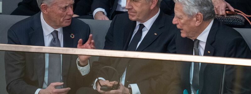 Ex-Bundespräsidenten im Gespräch: Horst Köhler (v.l.), Christian Wulff und Joachim Gauck. - Foto: Michael Kappeler/dpa