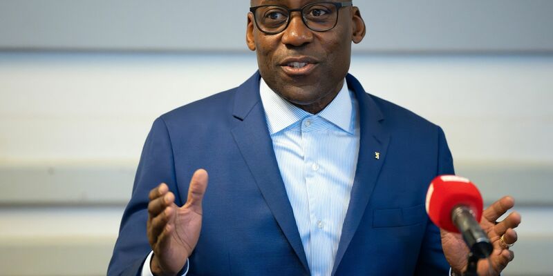 «Ich werde mich weiter für die diskriminierungsfreie Entwicklung der Berliner Kultur einsetzen», versichert Berlins Kultursenator Joe Chialo. - Foto: Soeren Stache/dpa