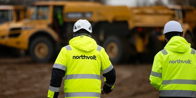 Mitarbeiter der Firma Northvolt auf einer Baustelle im Kreis Dithmarschen. - Foto: Frank Molter/dpa