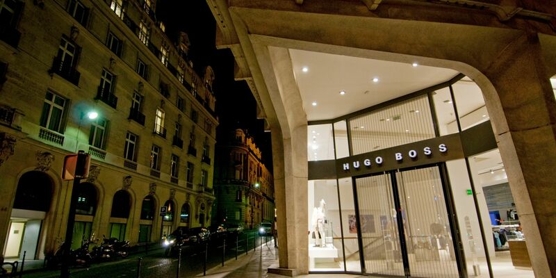 Schlendern, bummeln, einkaufen: Monatlich kommen mehr als eine Million Besucher in die Champs-Élysées in Paris. - Foto: Nano Calvo/Zuma Press/dpa