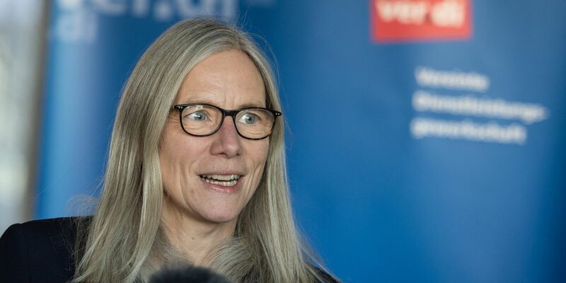 Verdi-Bundesvorstandsmitglied Silke Zimmer schlägt Alarm: Wegen niedriger Löhne seien 90 Prozent der Beschäftigten von Altersarmut bedroht. Nun brauche es in den Tarifverhandlungen für den Einzelhandel endlich Ergebnisse. - Foto: Hannes P. Albert/dpa